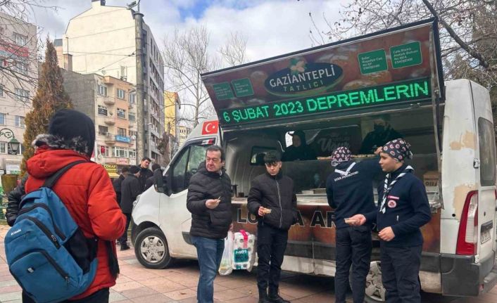 Eskişehir’de depremde hayatını kaybeden vatandaşlar için farklı yerlerde lokma dağıtıldı