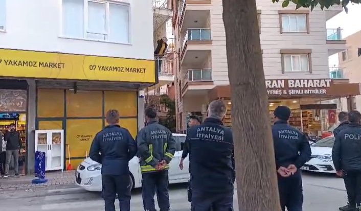 Evindeki camları kırdı, kendisine zarar vermek isterken balkonda yakalandı