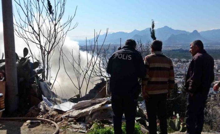 Evinin yanışını çaresiz gözlerle izledi, odaların halini görünce başını duvara yaslayıp öylece kaldı