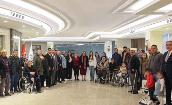 Farklı illerden gelen depremzedelerden Başkan Şahin’e vefa ve teşekkür ziyareti