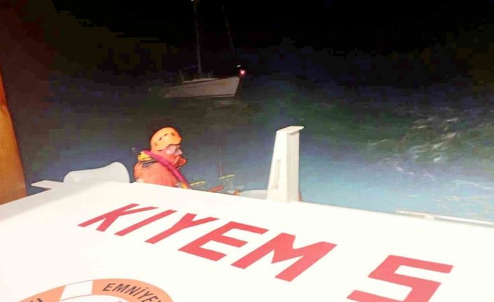 Fethiye açıklarında sürüklenen tekneyi Kıyı Emniyet ekipleri kurtardı