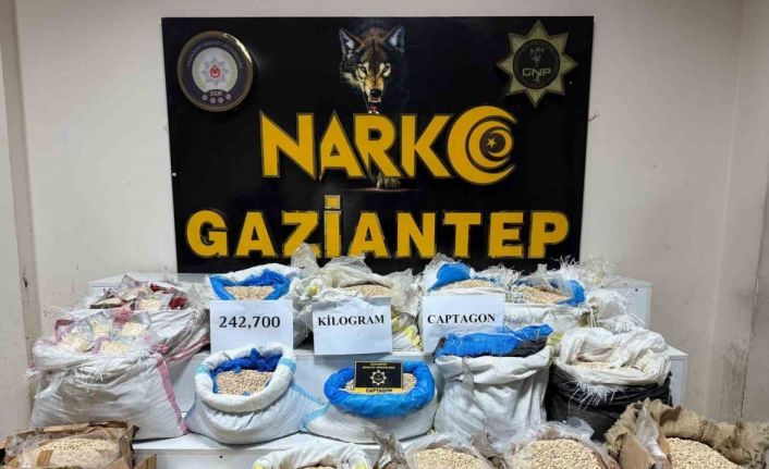 Gaziantep’te operasyon yapılan araçtan çuvallar dolusu uyuşturucu çıktı