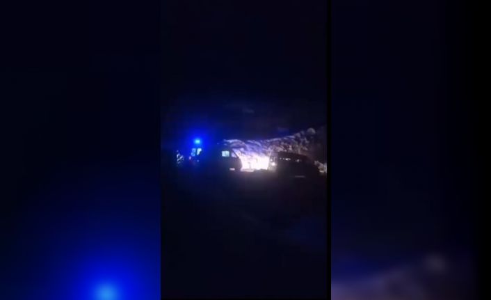 Gece rahatsızlanan hastayı kızakla ambulansa taşıdılar