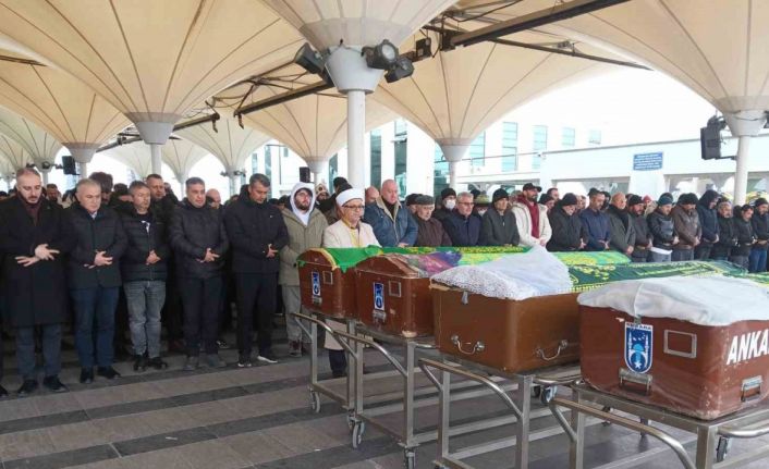 Gecekondu yangınında ölen yaşlı kadın son yolculuğuna uğurlandı