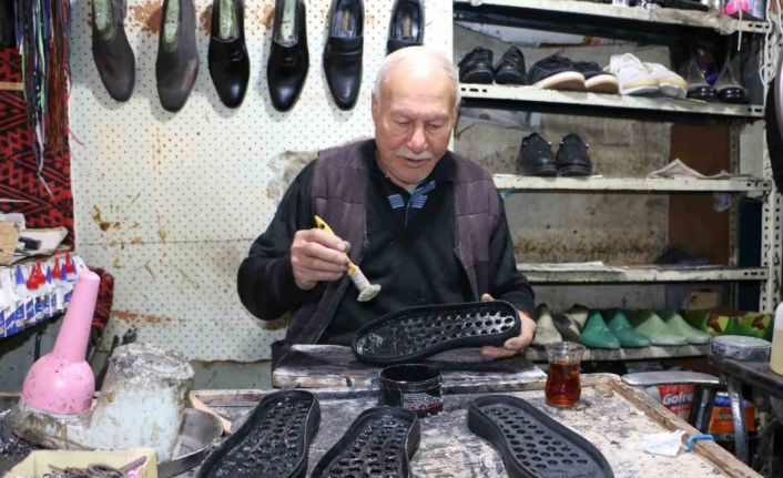 Gelişen teknolojiye rağmen 65 yıldır elde kundura imalatı ve onarımı yapıyor