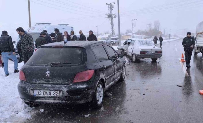 Gevaş’ta otomobiller çarpıştı: 2 yaralı