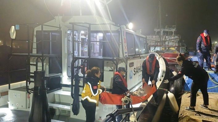 Gökçeada’da rahatsızlanan vatandaşın tıbbi tahliyesi Sahil Güvenlik ekiplerince gerçekleştirildi