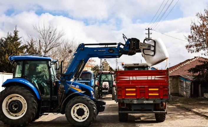 Gölbaşı Belediyesinden çiftçilere mısır silajı dağıtımı