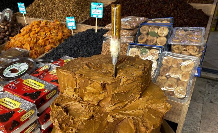 Görüntüsü ile dikkat çeken katı pekmezin faydaları saymakla bitmiyor