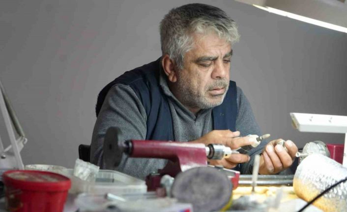 Gramı dolar üzerinden işlem gören kehribarı 20 metrekare atölyesinde özenle işliyor