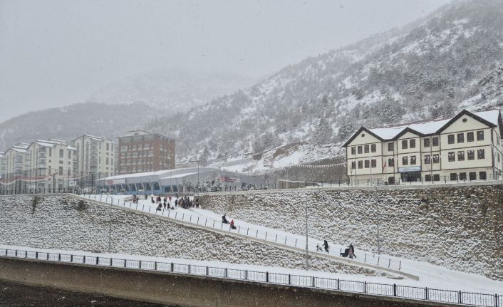 Gümüşhane’de karın keyfini çocuklar çıkardı
