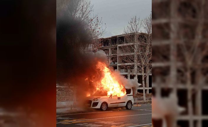 Hafif ticari araç alevler içinde kaldı