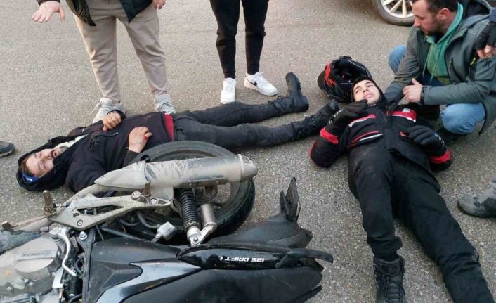 Hafif ticari araç ile motosiklet çarpıştı: 2 kişi yaralandı
