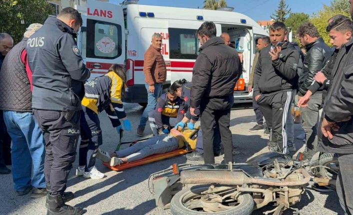 Hafif ticari araç motosikletle çarpıştı, o anlar güvenlik kamerasına yansıdı: 1 yaralı