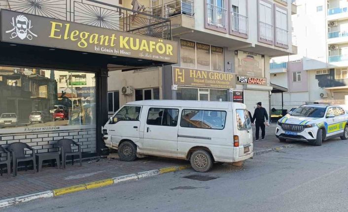 Hafif ticari aracın çarptığı kamyonet kuaförün duvarına çarparak durabildi