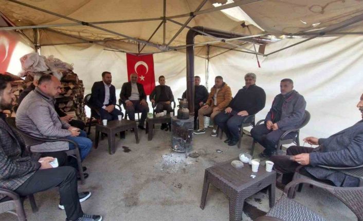 HAK-İŞ Diyarbakır İl Başkanı Aküzüm, DEM’li belediyelerin işten çıkardığı mağdurlarla görüştü