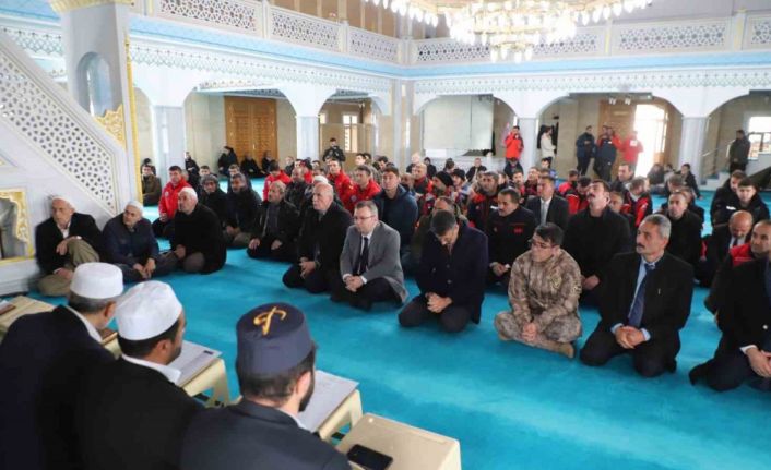 Hakkari deprem şehitlerini unutmadı