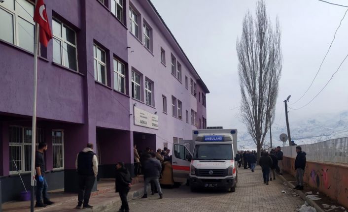 Hakkari’de 34 öğrenci gıda zehirlenmesi şüphesiyle hastaneye kaldırıldı