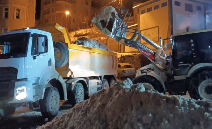 Hakkari’de kar yığınları şehir dışına çıkartılıyor