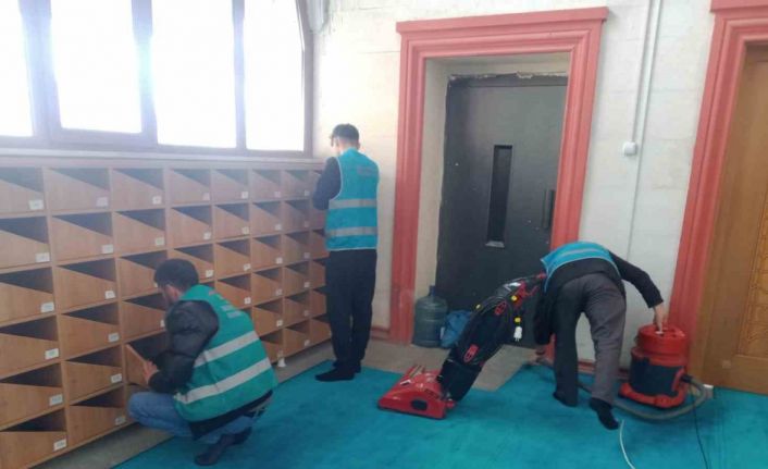 Hakkari’de yükümlüler cami temizledi