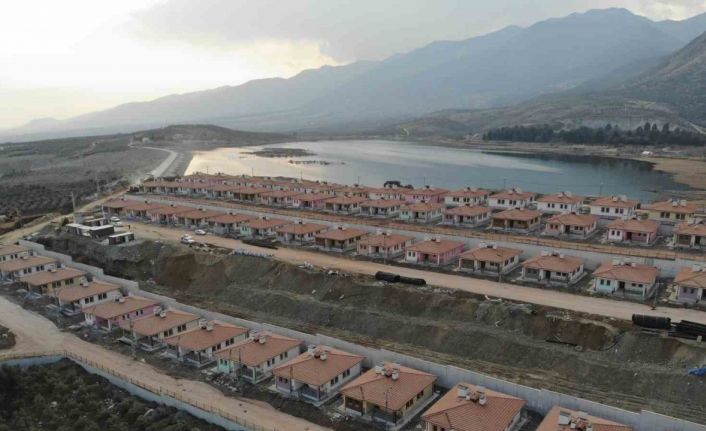 Hassa’da göl ve Amanos Dağları manzaralı 206 köy evinde yaşam Mart ayında başlayacak