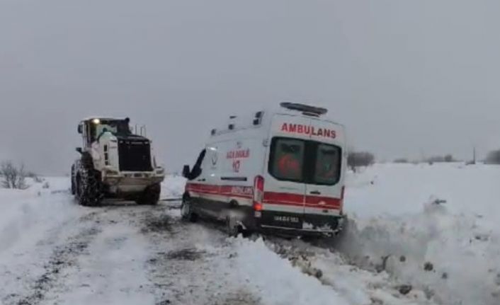 Hasta almaya giderken kara saplanan ambulansı ekipler kurtardı