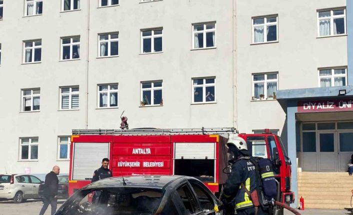 Hastane personelinin aracı alev alev yandı, başhekimden destek geldi