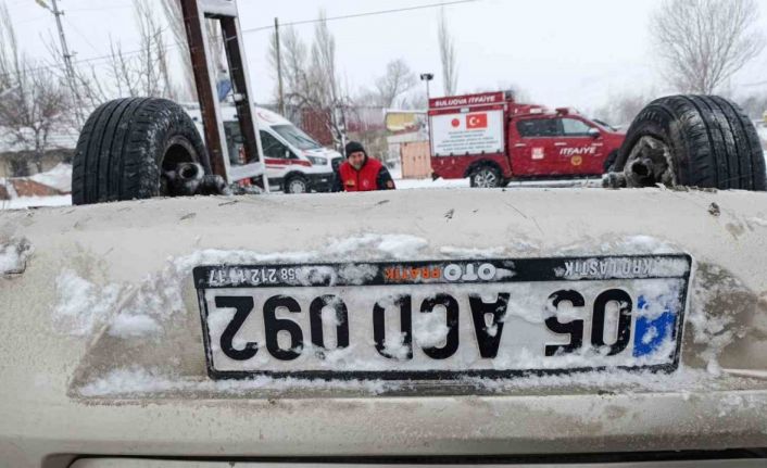 Hastane randevusuna giderken karlı yolda şarampole devrildiler: 3 yaralı