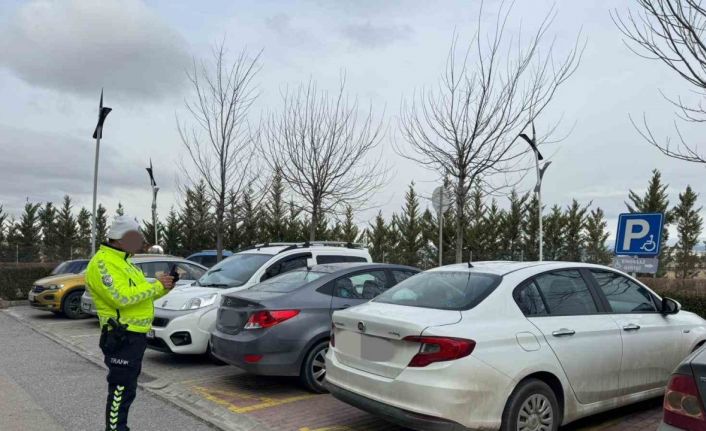 Hatalı araç park eden 241 sürücüye ceza yazıldı