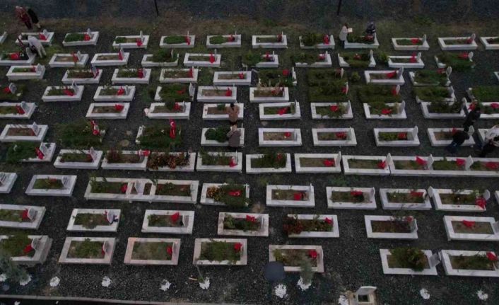 Hatay’da deprem şehitleri mezarlığındaki yoğunluk havadan görüntülendi