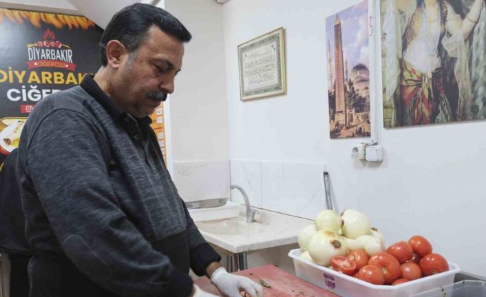 Hataylı depremzede memleketine döneceği günün hayaliyle yaşıyor