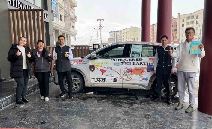 Hava kirliliğine dikkat çekmek isteyen Çinli çift elektrikli araçlarıyla Yüksekova’ya geldi