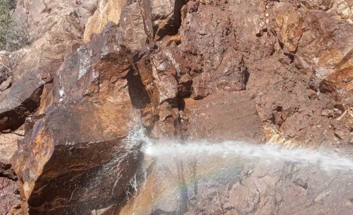 Heyelanlı sahayı itfaiye suyu ile ulaşıma açtılar