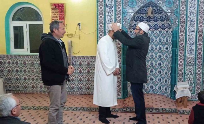 Hisarcık’a yeni atanan 2 din görevlisine cübbe ve fes giydirildi