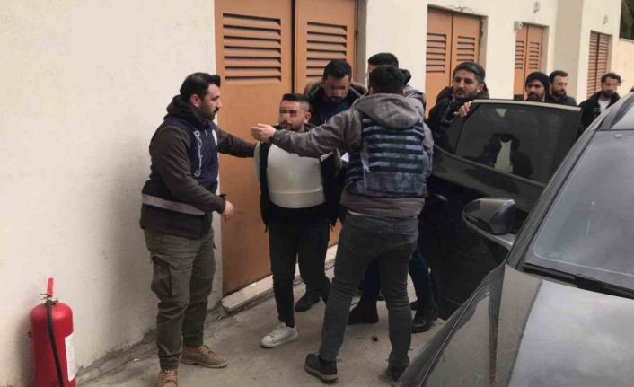 Husumetlisi ile birlikte 2 kişiyi vuran şüpheli çelik yelekle adliyeye sevk edildi