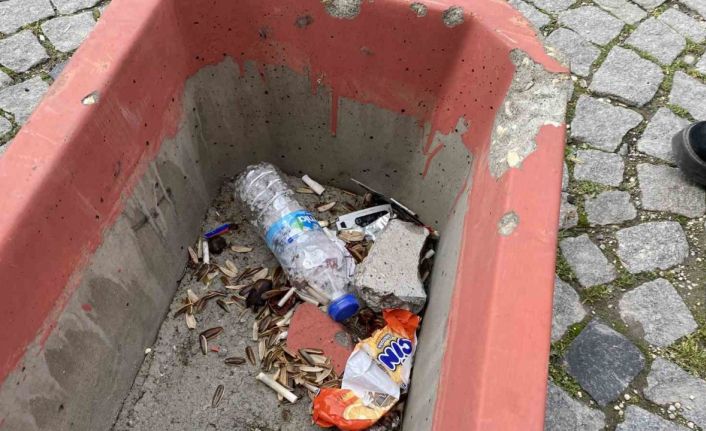 İçerisinde çiçek olması gereken saksının içini çöplerle doldurdular