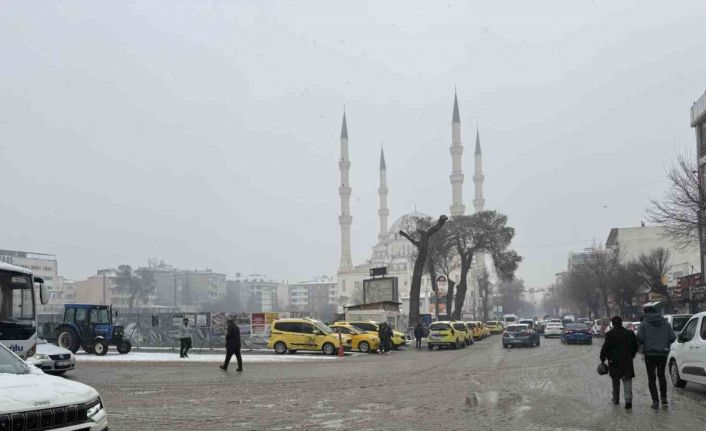 Iğdır’a beklenen kar yağışı başladı