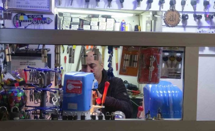 İki metrekarelik dükkânında açamayacağı kapı yok