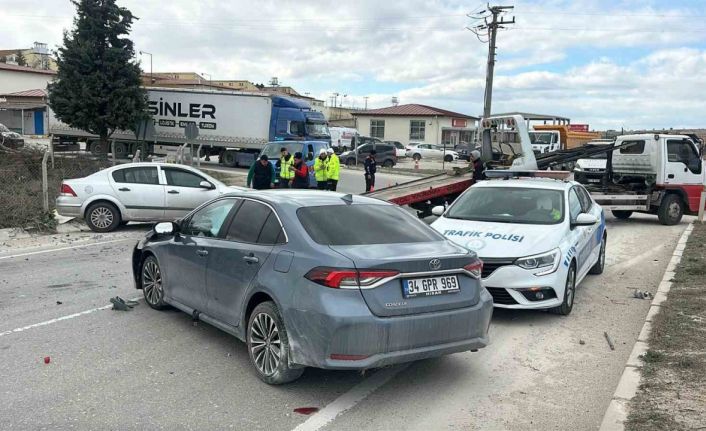 İki otomobilin çarpışması sonucu sürücüler yaralandı