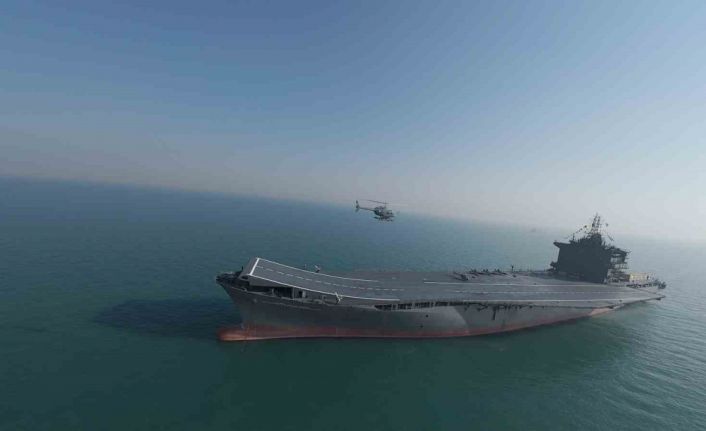 İran’da İHA gemisi "Şehit Bakıri" Devrim Muhafızları Ordusu Donanmasına teslim edildi