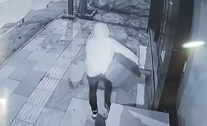 İş yeri önündeki dolabı çaldı, o anlar kamerada