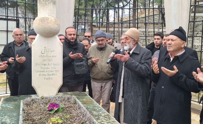 İskilipli Atıf Hoca kabri başında dualarla anıldı