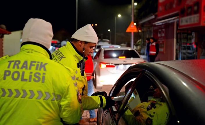 Isparta’da 24 saatte 3 aranan şahıs yakalandı, 345 sürücüye idari para cezası kesildi