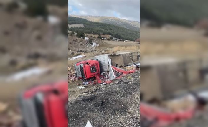 Isparta’da içecek yüklü tır şarampole devrildi: 1 yaralı