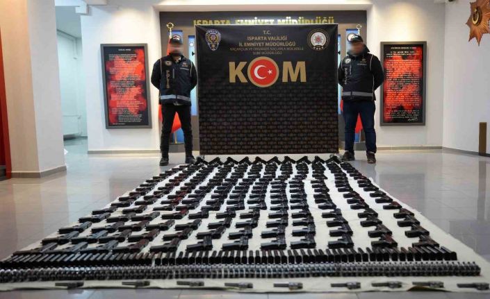 Isparta’da iki araçta yüzlerce ruhsatsız tabanca ele geçirildi