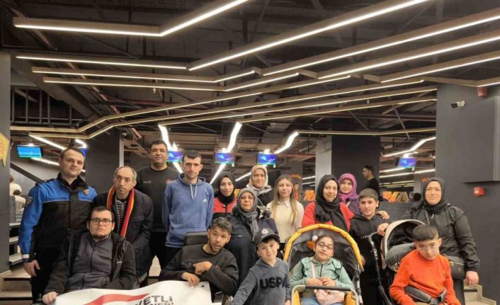 İstanbul’da engelliler bowling ile sosyalleşti