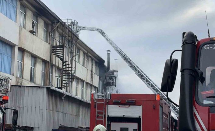 İstanbul’da kauçuk imalathanesinden alevler yükseldi