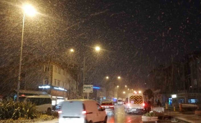 İstanbul’da sabahın erken saatlerinde kar yağışı etkili oldu