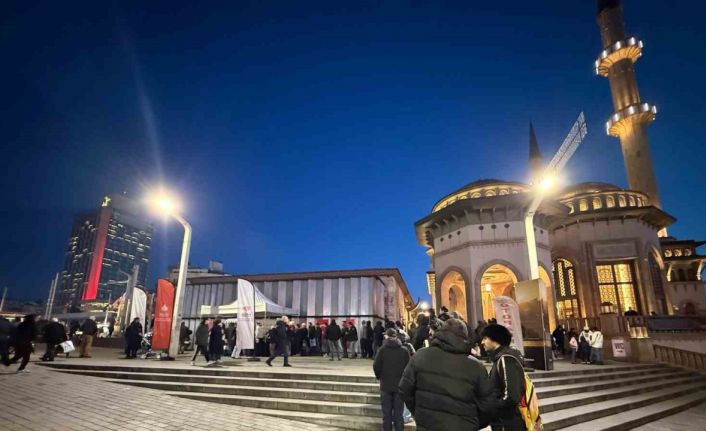 İstanbul’un sembol camilerinde, vatandaşlara salep ve kandil simidi ikramı