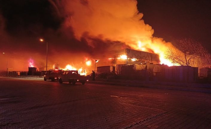 İtfaiye ekipleri alevlerin sardığı fabrikanın bahçesine girerek yangına müdahale etti